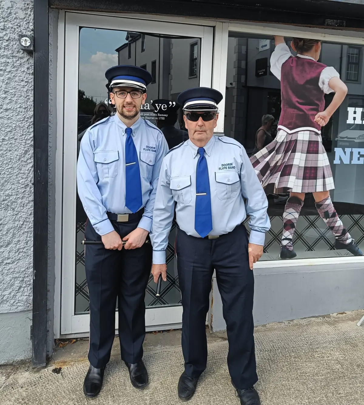 Doorin members stand outside a shop in their uniforms